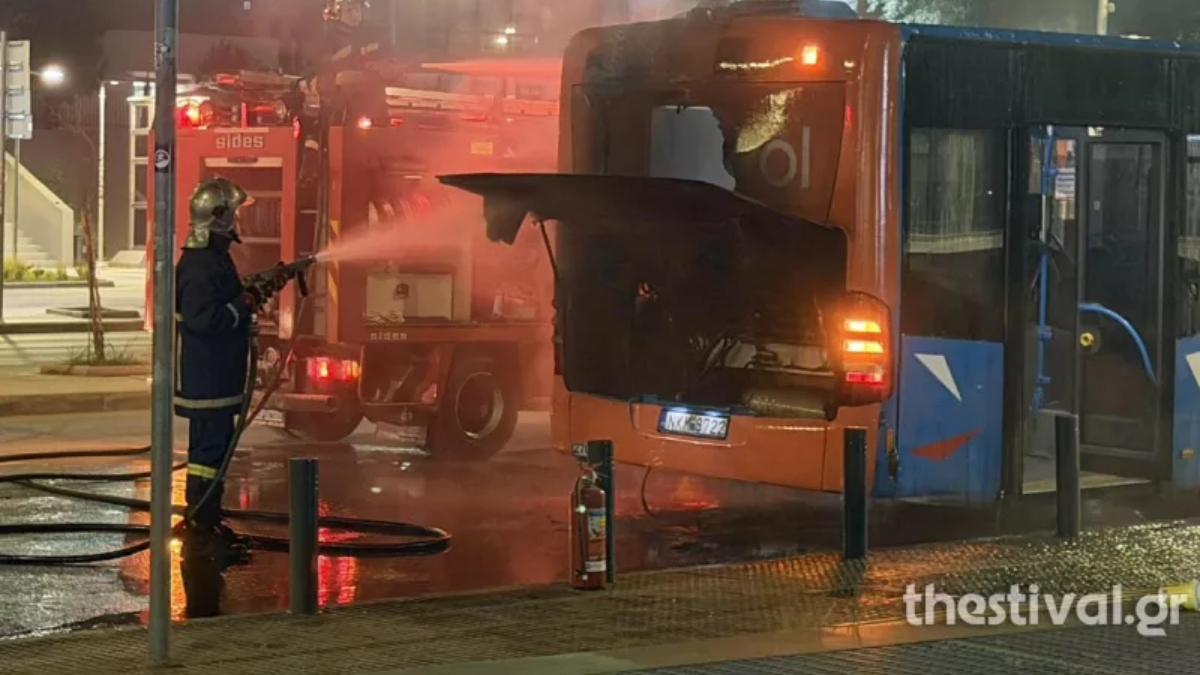 Φωτιά σε λεωφορείο του ΟΑΣΘ στο κέντρο της Θεσσαλονίκης (βίντεο+φωτογραφία)