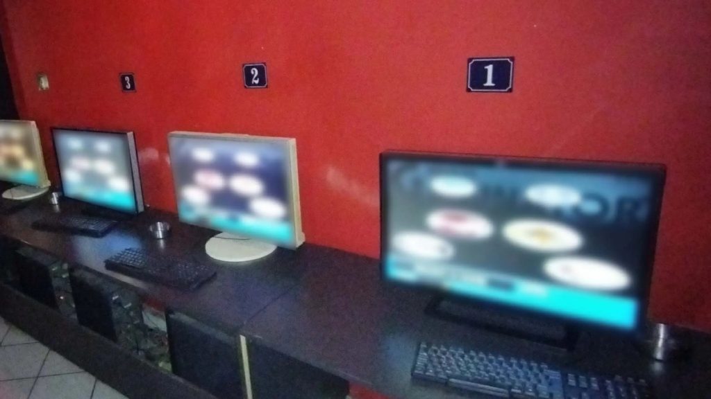 Χειροπέδες σε τέσσερα άτομα που έπαιζαν παράνομα “φρουτάκια” σε κατάστημα της Αθήνας