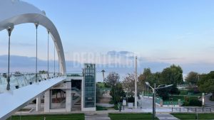 Η εντυπωσιακή αερογέφυρα πεζών στην Ποσειδώνος που δεν έχει ασανσέρ για ΑμεΑ (φωτογραφίες)