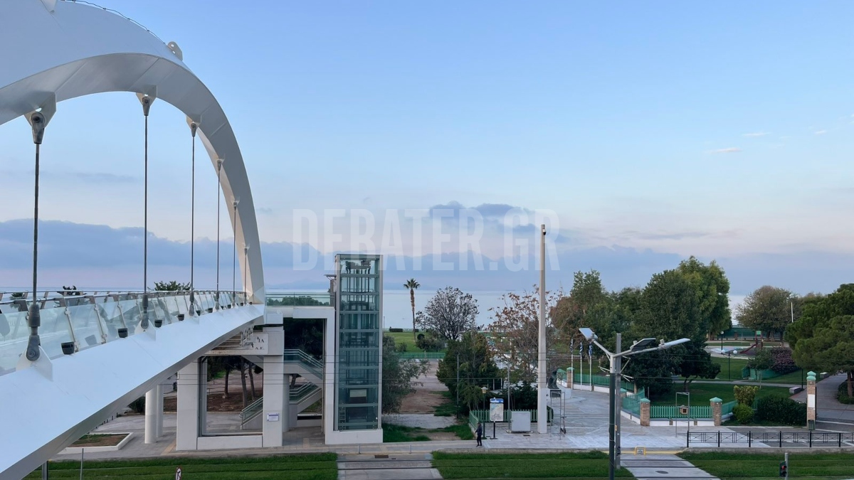 Η εντυπωσιακή αερογέφυρα πεζών στην Ποσειδώνος που δεν έχει ασανσέρ για ΑμεΑ (φωτογραφίες)