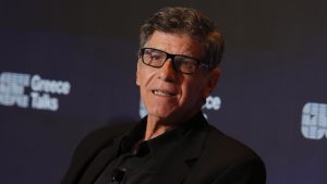 Γιάννης Μπέζος: «Oι Έλληνες έχουμε χαρακτηριστικά σπάνια – Πρέπει να τελειώνει η ιστορία με τα όπλα»