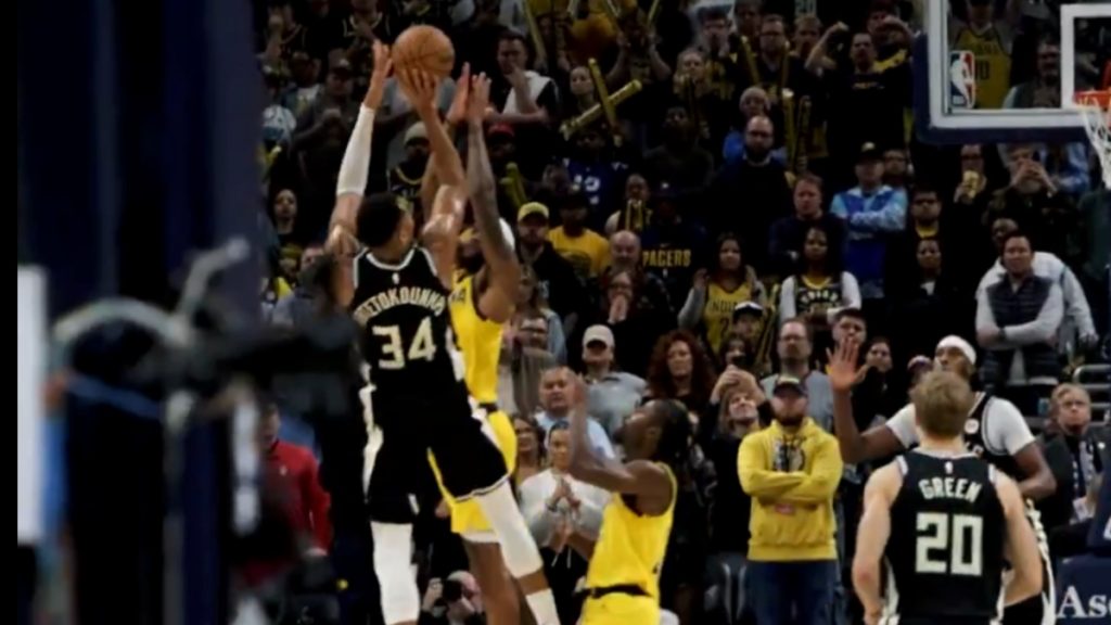 Γιάννης Αντετοκούνμπο: Το “buzzer beater” που “σκότωσε” τους Πέισερς από όλες τις γωνίες – Τα εντυπωσιακά καρέ που δημοσίευσαν οι Μπακς