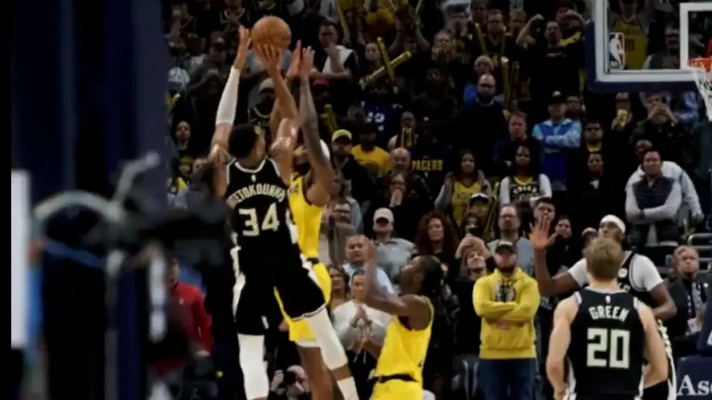 Γιάννης Αντετοκούνμπο: Το “buzzer beater” που “σκότωσε” τους Πέισερς από όλες τις γωνίες – Τα εντυπωσιακά καρέ που δημοσίευσαν οι Μπακς