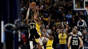 Γιάννης Αντετοκούνμπο: Το “buzzer beater” που “σκότωσε” τους Πέισερς από όλες τις γωνίες – Τα εντυπωσιακά καρέ που δημοσίευσαν οι Μπακς