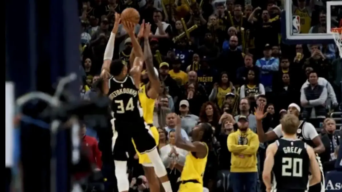 Γιάννης Αντετοκούνμπο: Το “buzzer beater” που “σκότωσε” τους Πέισερς από όλες τις γωνίες – Τα εντυπωσιακά καρέ που δημοσίευσαν οι Μπακς