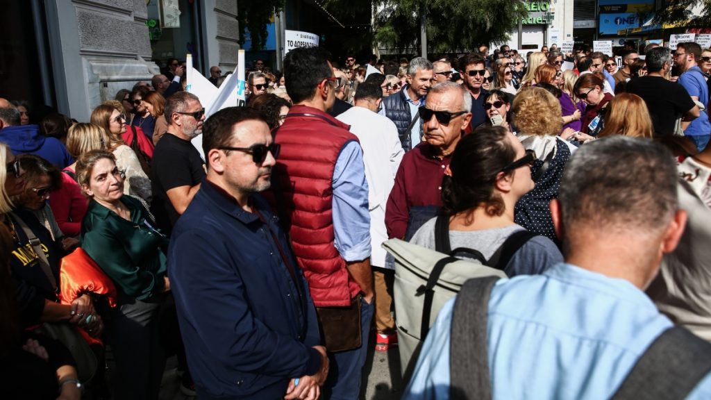 Δεύτερη μέρα απεργίας των νοσοκομειακών γιατρών – Τουλάχιστον 200 υγειονομικοί έξω από το υπουργείο Υγείας