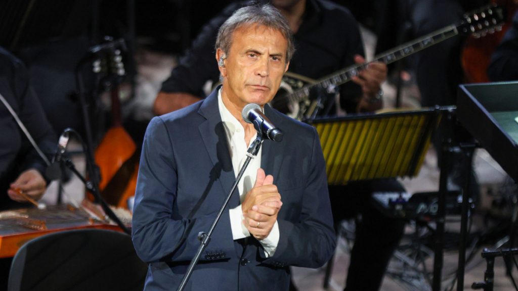 Γιώργος Νταλάρας: «Διακεκριμένος» πολίτης του Μπουένος Άιρες – Του χάρισαν τη φανέλα της Αργεντινής