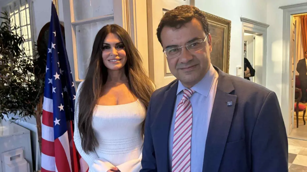 Στην Ύδρα η νέα πρέσβης των ΗΠΑ Κίμπερλι Γκίλφοϊλ – Τιμήθηκε με το Μετάλλιο του Δήμου