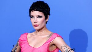 Halsey: Δέχθηκε άγρια σεξουαλική παρενόχληση σε συναυλία από θαυμάστριά της (vid)
