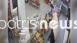 Ληστεία στην Ηλεία: Η στιγμή που ο ληστής με το κατσαβίδι “μπουκάρει” στην καφετέρια – Δείτε το βίντεο