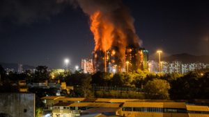 Χονγκ Κονγκ: Σε τουλάχιστον 83 αυξήθηκε ο αριθμός των νεκρών σε πολυώροφο κτίριο κατοικιών