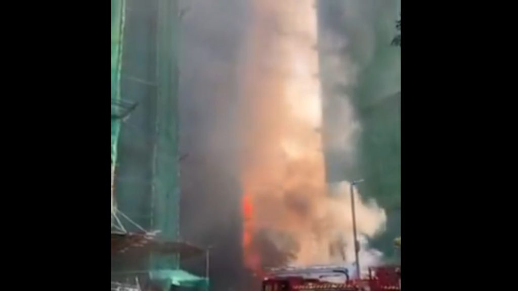 Πυρκαγιά σε ουρανοξύστη στο Χονγκ Κονγκ – Παγιδευμένοι πολλοί άνθρωποι (βίντεο)