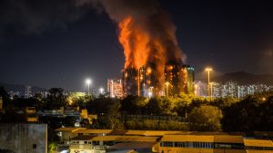 Χονγκ Κονγκ: Στους 94 οι νεκροί από την φονική πυρκαγιά σε ουρανοξύστες – Τραυματίστηκαν 11 πυροσβέστες