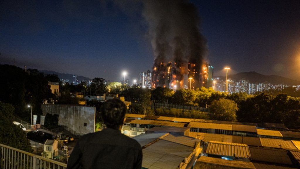 “Πνίγηκε” το Χονγκ Κονγκ από τους καπνούς στους φλεγόμενους ουρανοξύστες – Άγνωστος ο αριθμός των εγκλωβισμένων (βίντεο+φωτογραφίες)