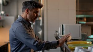 HOTEΛ ΕΛVIRA: Η ζήλια φουντώνει ξανά στην κωμωδία του MEGA – Νέο επεισόδιο απόψε στις 21:00