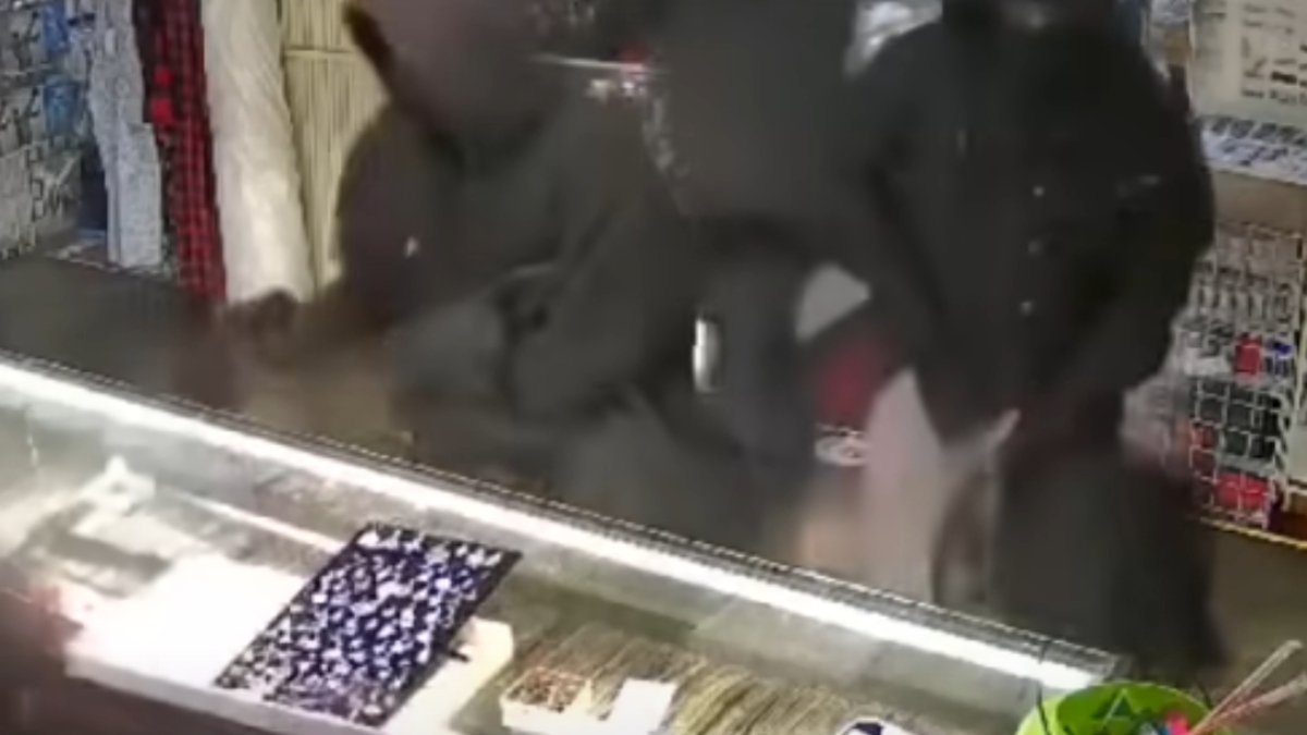 ΗΠΑ: Σοκαριστικό βίντεο από ληστεία στο Λός Άντζελες – Πυροβόλησαν σεκιούριτι, “Φύγετε” φώναζε υπάλληλος