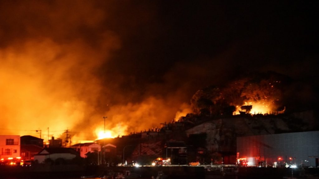 Καταστροφική πυρκαγιά στην Ιαπωνία: Κάηκαν 170 σπίτια – Ένας άνθρωπος αγνοείται, απομακρύνθηκαν 175 κάτοικοι (βίντεο)