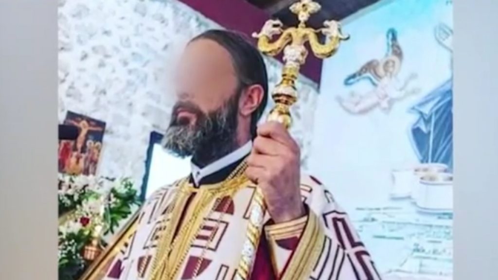 Οι αποκαλυπτικές συνομιλίες μεταξύ του ιερέα και των μελών του κυκλώματος – Τα “μακαρόνια”, η “γλάστρα” και το αποσμητικό