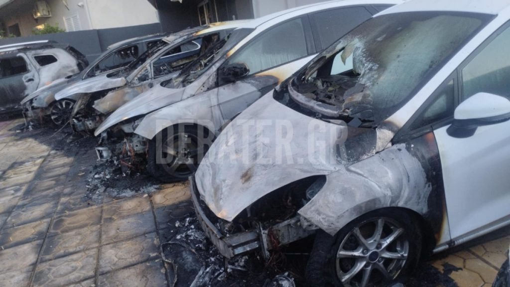 Ίλιον: Φωτιά σε ΙΧ υπαίθριου χώρου στάθμευσης αντιπροσωπείας οχημάτων (φωτογραφίες)