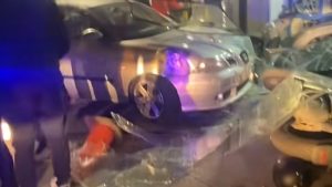 Ίλιον: Αυτοκίνητο μπήκε μέσα σε σαντουιτσαδικο – Από τύχη σώθηκαν οι θαμώνες (βίντεο)