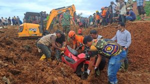 Ινδονησία: Στους 442 έφτασε ο απολογισμός των νεκρών από τις πλυμμύρες – 646 τραυματίες