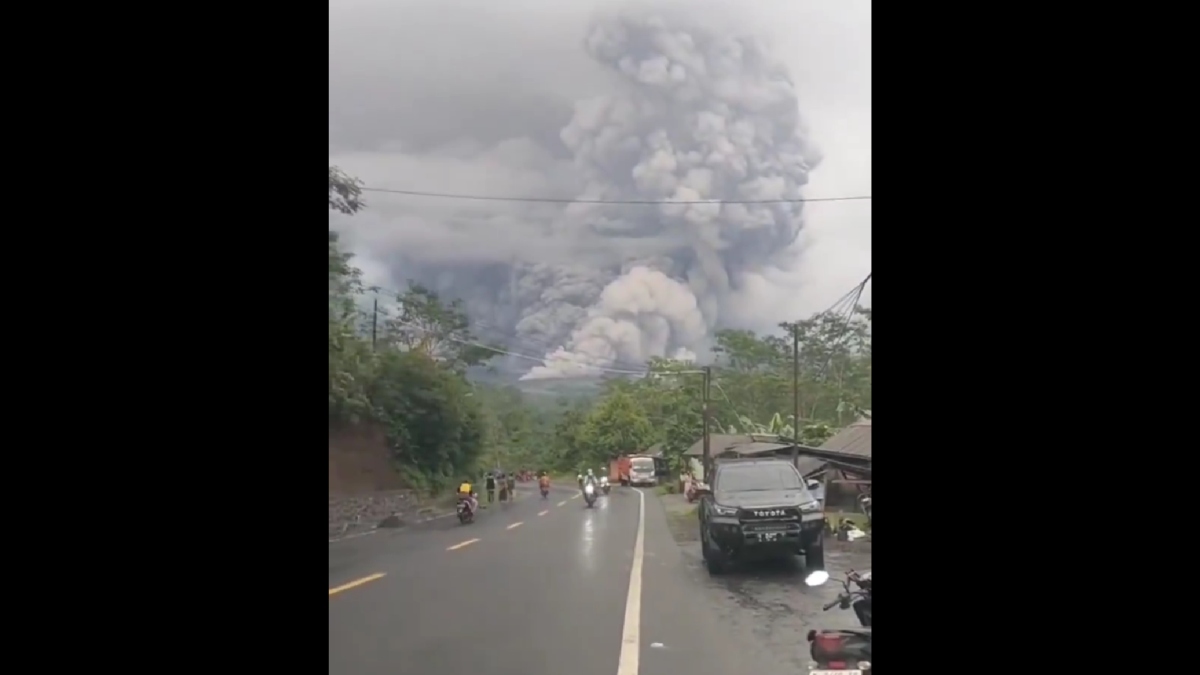 Ινδονησία: Ισχυρή έκρηξη του Σεμερού – Τεράστιο νέφος στάχτης στον ουρανό