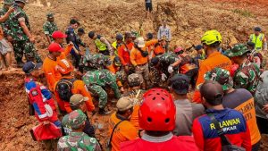 Ινδονησία: Τραγωδία με νεκρούς και αγνοούμενους μετά από κατολίσθηση – Τουλάχιστον 2 έχασαν την ζωή τους