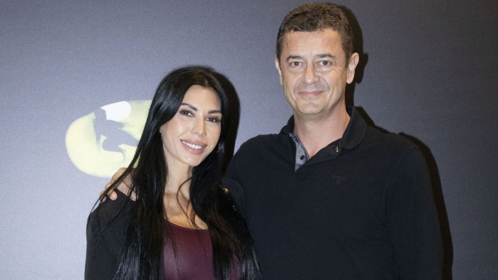 Αντώνης Σρόιτερ – Ιωάννα Μπούκη: Σπάνια δημόσια εμφάνιση στο θέατρο για το ζευγάρι (pics)