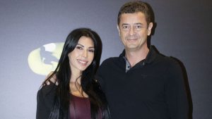 Αντώνης Σρόιτερ – Ιωάννα Μπούκη: Σπάνια δημόσια εμφάνιση στο θέατρο για το ζευγάρι (pics)