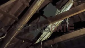 Τρόμος στα Ιωάννινα: Κεραυνός έπεσε και άνοιξε τρύπα σε στέγη πολυκατοικίας