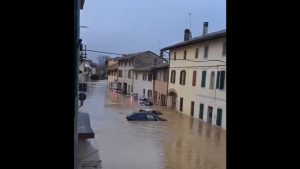 Ιταλία: Δύο αγνοούμενοι από την κακοκαιρία – Παρασύρθηκαν από τα ορμητικά νερά (βίντεο)