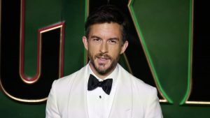 Τζόναθαν Μπέιλι: Είναι ο «πιο σέξι άνδρας» για το 2025, σύμφωνα με το People – «Είμαι απίστευτα κολακευμένος»