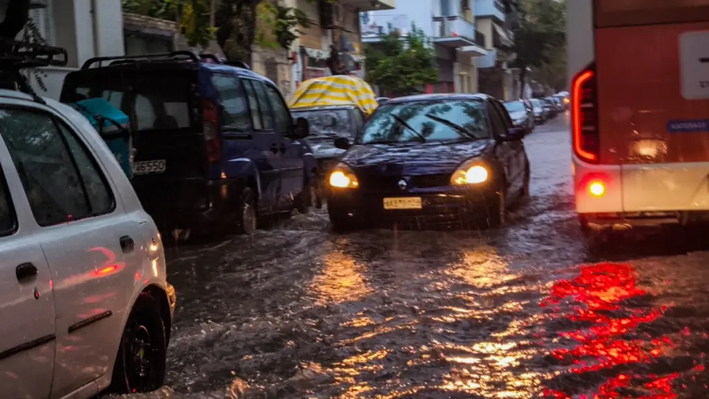 Νέο έκτακτο δελτίο επικίνδυνων καιρικών φαινομένων: Βροχές και καταιγίδες μέχρι αύριο το πρωί – Κόκκινη προειδοποίηση για αρκετές περιοχές