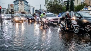 Κακοκαιρία ADEL: Εκατοντάδες αστραπές και κεραυνοί στην Αττική – Εξασθενούν τα έντονα φαινόμενα στη χώρα από αύριο