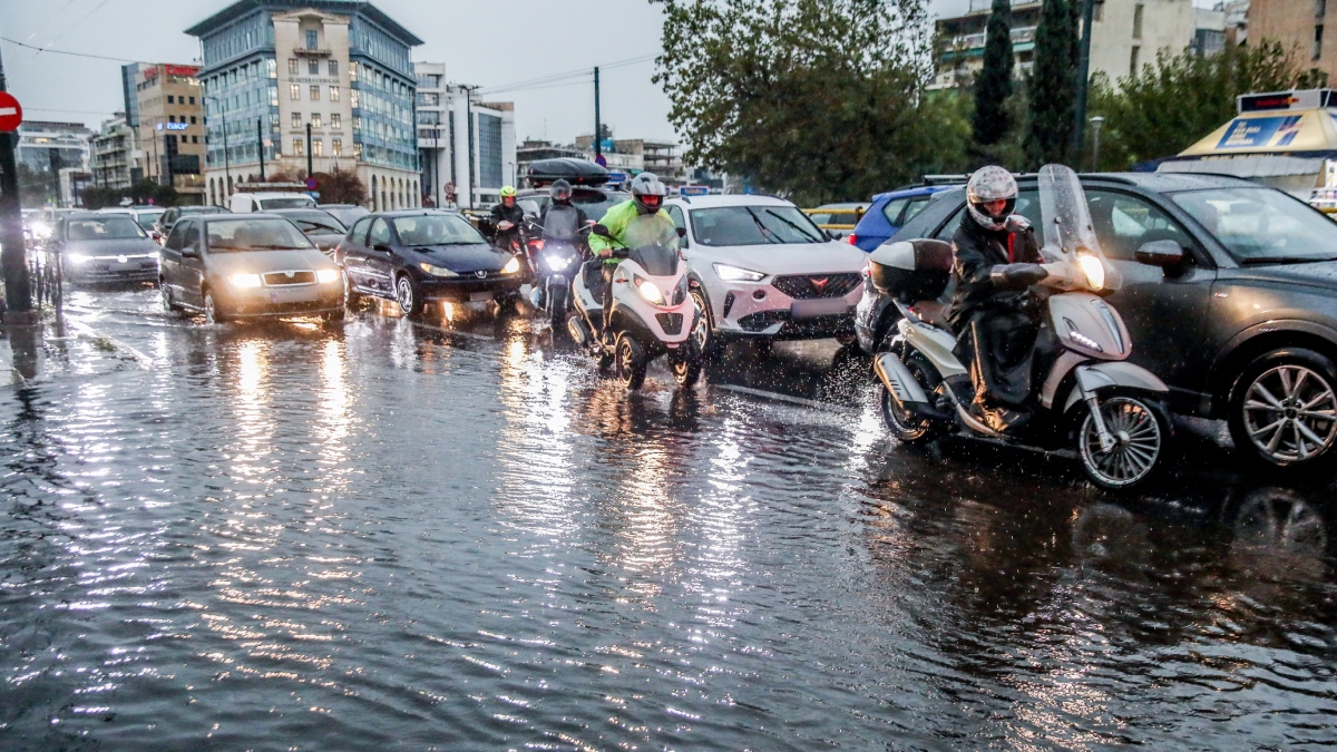 Κακοκαιρία ADEL: Εκατοντάδες αστραπές και κεραυνοί στην Αττική – Εξασθενούν τα έντονα φαινόμενα στη χώρα από αύριο