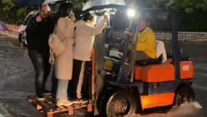 Κακοκαιρία Adel: Κλαρκ στο Μοσχάτο ρυμουλκεί πεζούς μέσα από τα νερά (Βίντεο)