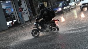 Καταιγίδα σαρώνει τώρα την Αττική – Συνεχίζει την επέλαση της η κακοκαιρία μέχρι τη Τρίτη, δείτε εικόνες