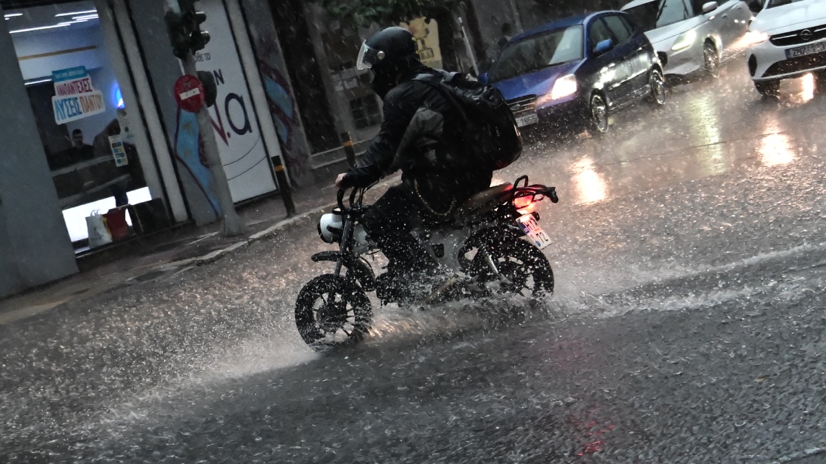 Καταιγίδα σαρώνει τώρα την Αττική – Συνεχίζει την επέλαση της η κακοκαιρία μέχρι τη Τρίτη, δείτε εικόνες