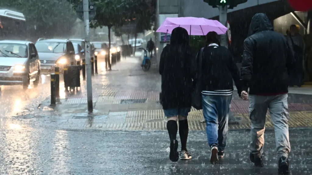 «Βούλιαξε» η Αττική από την ισχυρή καταιγίδα – Στη Δάφνη το περισσότερο νερό