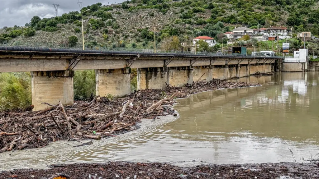 Κακοκαιρία: Βιβλική καταστροφή σε Ήπειρο και Ιόνιο – Δρόμοι μετατράπηκαν σε «ποτάμια», πού έγιναν κατολισθήσεις (Εικόνες & Βίντεο)