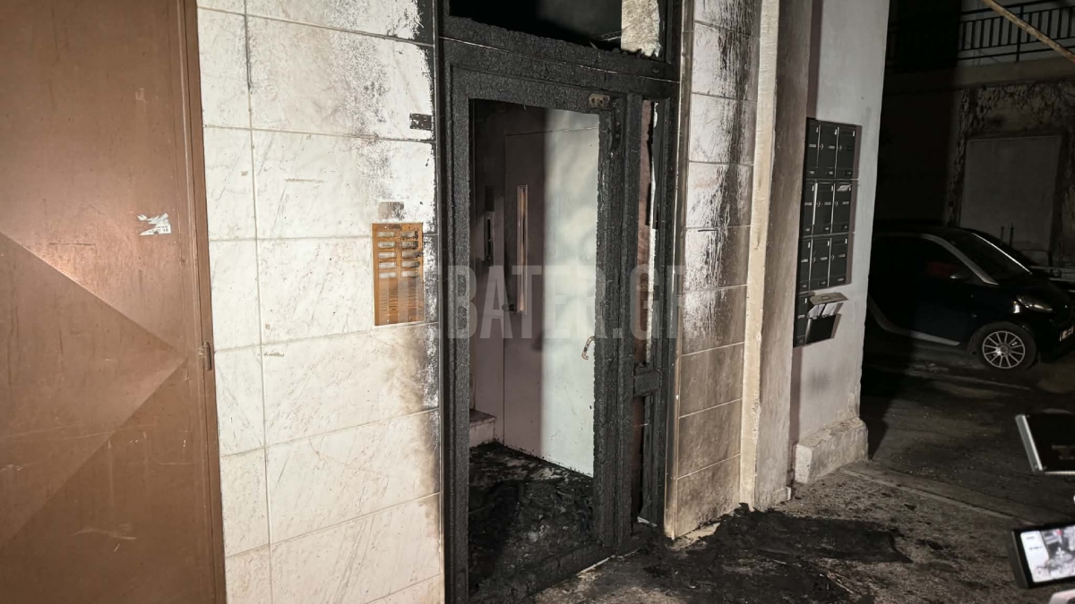 Θεσσαλονίκη: Έκρηξη και φωτιά σε είσοδο πολυκατοικίας στην Καλαμαριά – Άγνωστοι έβαλαν τρία γκαζάκια (φωτογραφίες)