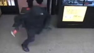 Καλιφόρνια: Ληστές τράπηκαν σε φυγή όταν  ιδιοκτήτης κοσμηματοπωλείου άρχισε να πυροβολεί προς το μέρος του (βίντεο)