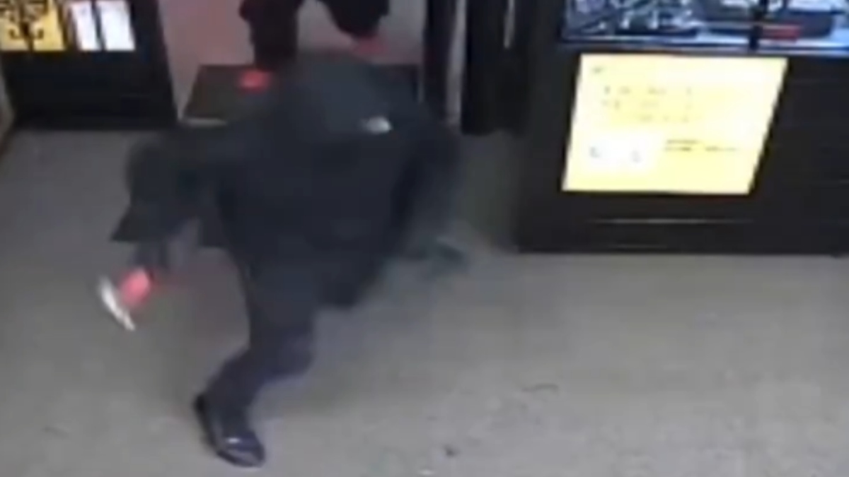 Καλιφόρνια: Ληστές τράπηκαν σε φυγή όταν ιδιοκτήτης κοσμηματοπωλείου άρχισε να πυροβολεί προς το μέρος του (βίντεο)