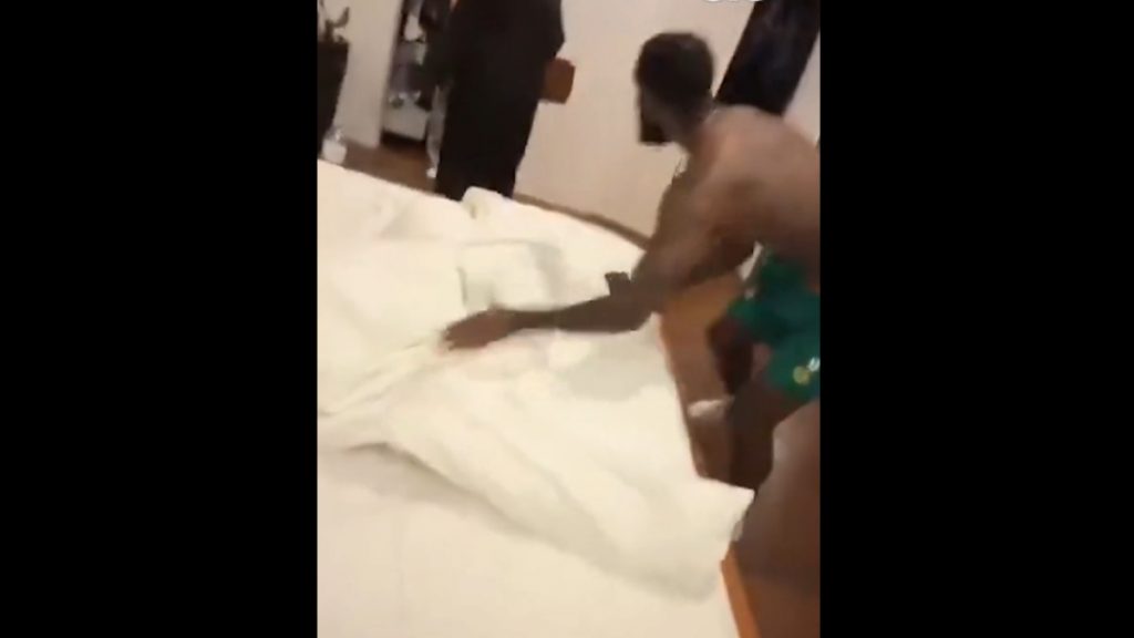 Παίκτης του Καμερούν πιάστηκε να απατάει την influencer κοπέλα του – “Κοιμάται μέσα ο θείος μου” της είπε για να μην μπει στο διαμέρισμα