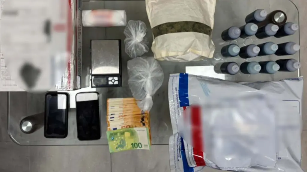 Χειροπέδες σε δύο 21χρονους που εισήγαγαν ακατέργαστη κάνναβη στη χώρα μέσω ταχυδρομικού δέματος