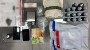 Χειροπέδες σε δύο 21χρονους που εισήγαγαν ακατέργαστη κάνναβη στη χώρα μέσω ταχυδρομικού δέματος