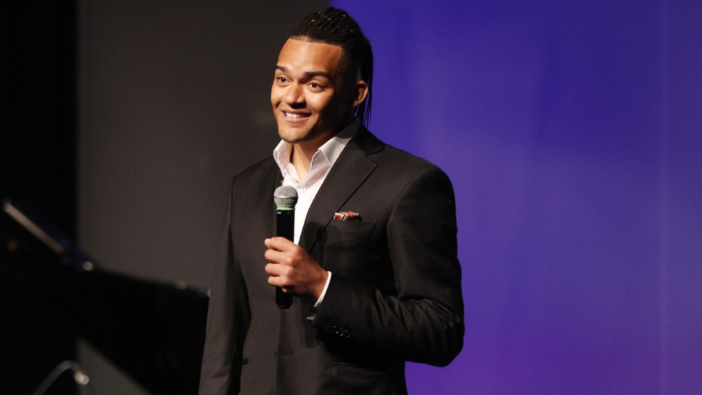 Εμμανουήλ Καραλής: «Ήταν δύσκολη η μάχη με τη δυσλεξία, χάνεις τον κόσμο κάτω από τα πόδια σου»