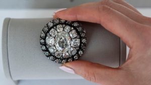 Διαμαντένια καρφίτσα του Ναπολέοντα πωλήθηκε στη Γενεύη για 3,79 εκατ. ευρώ