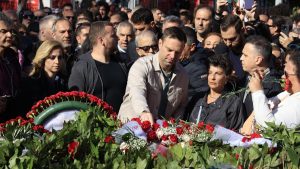 Στέφανος Κασσελάκης: Κατέθεσε στεφάνι στο Πολυτεχνείο συνοδεία αντιστασιακών