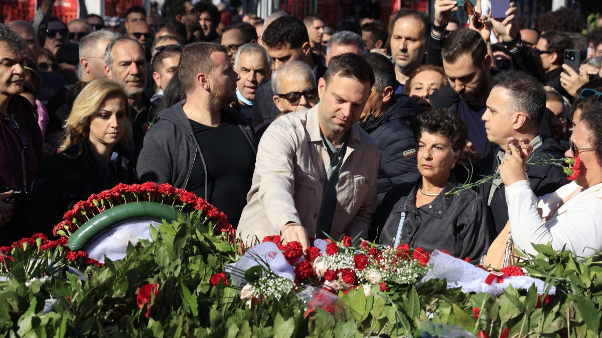 Στέφανος Κασσελάκης: Κατέθεσε στεφάνι στο Πολυτεχνείο συνοδεία αντιστασιακών